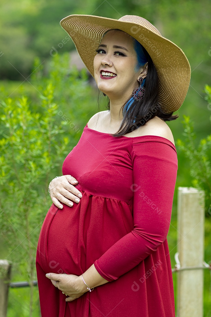 Linda mulher gravida sobre uma lindo local paisagem