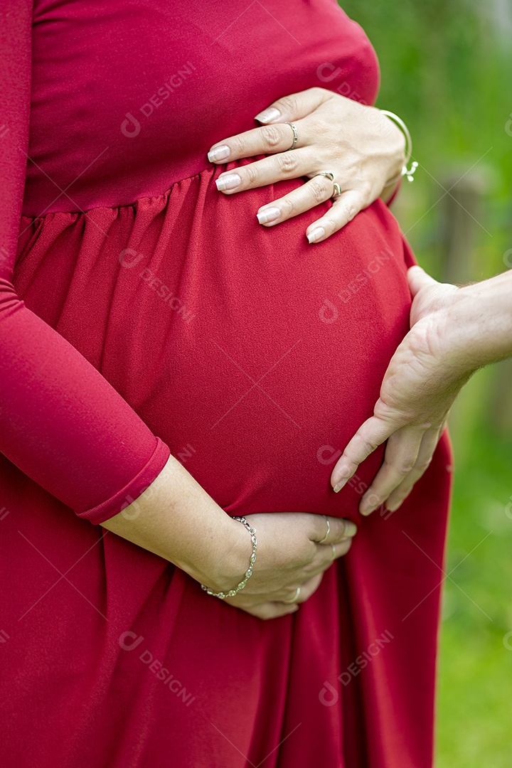 Homem com ao lado de sua esposa gravida sobre um lindo lugar paisagem