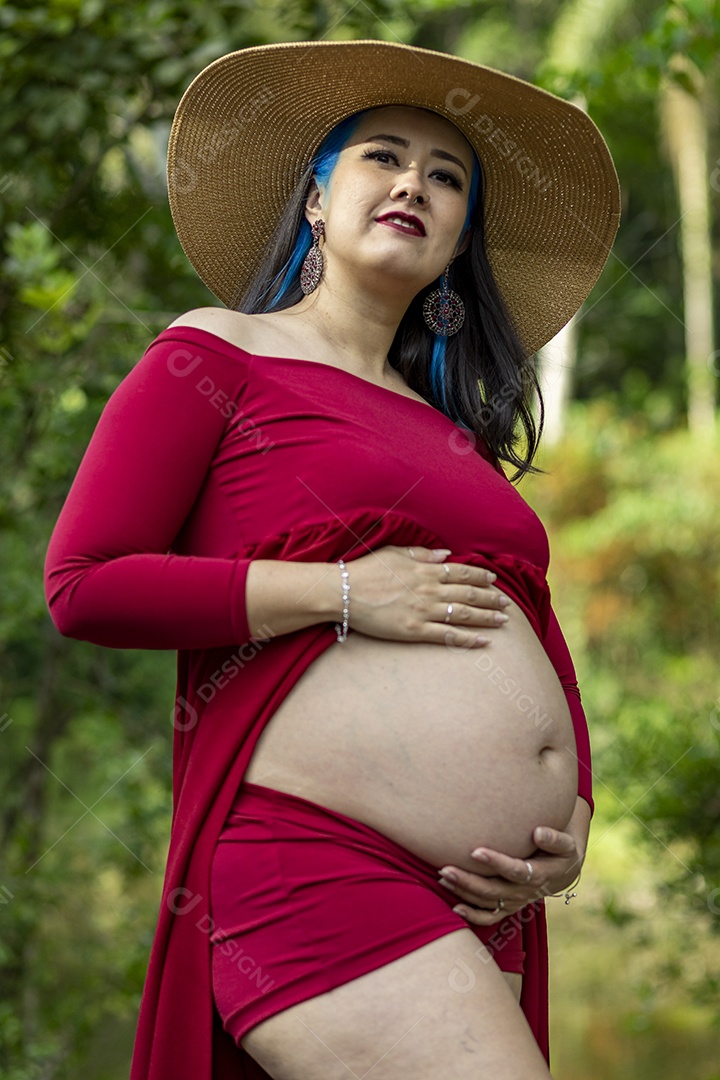 Homem com ao lado de sua esposa gravida sobre um lindo lugar paisagem