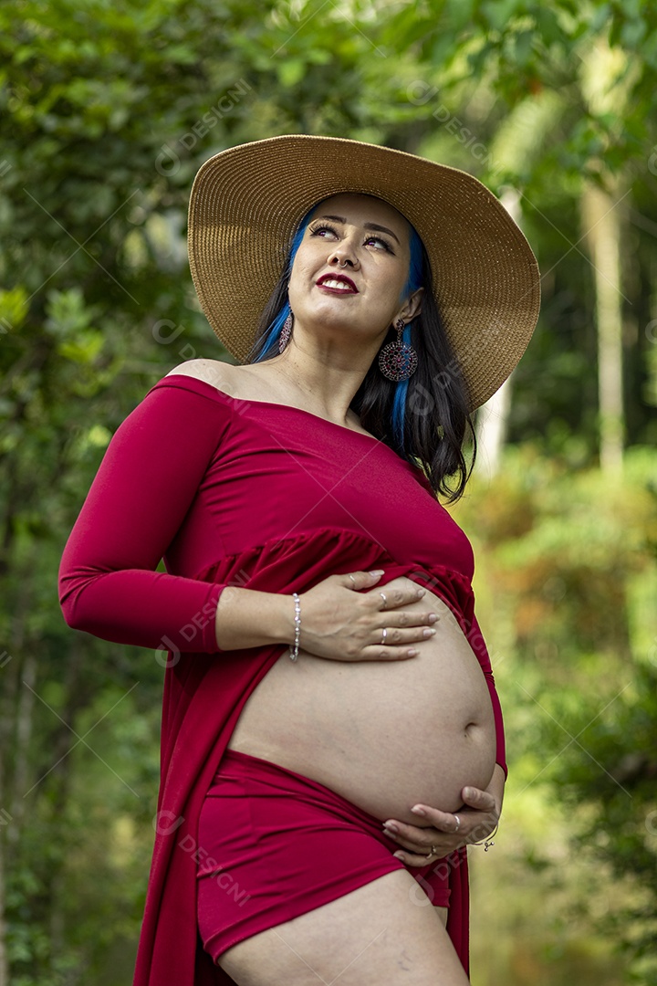 Linda mulher gravida sobre uma lindo local paisagem