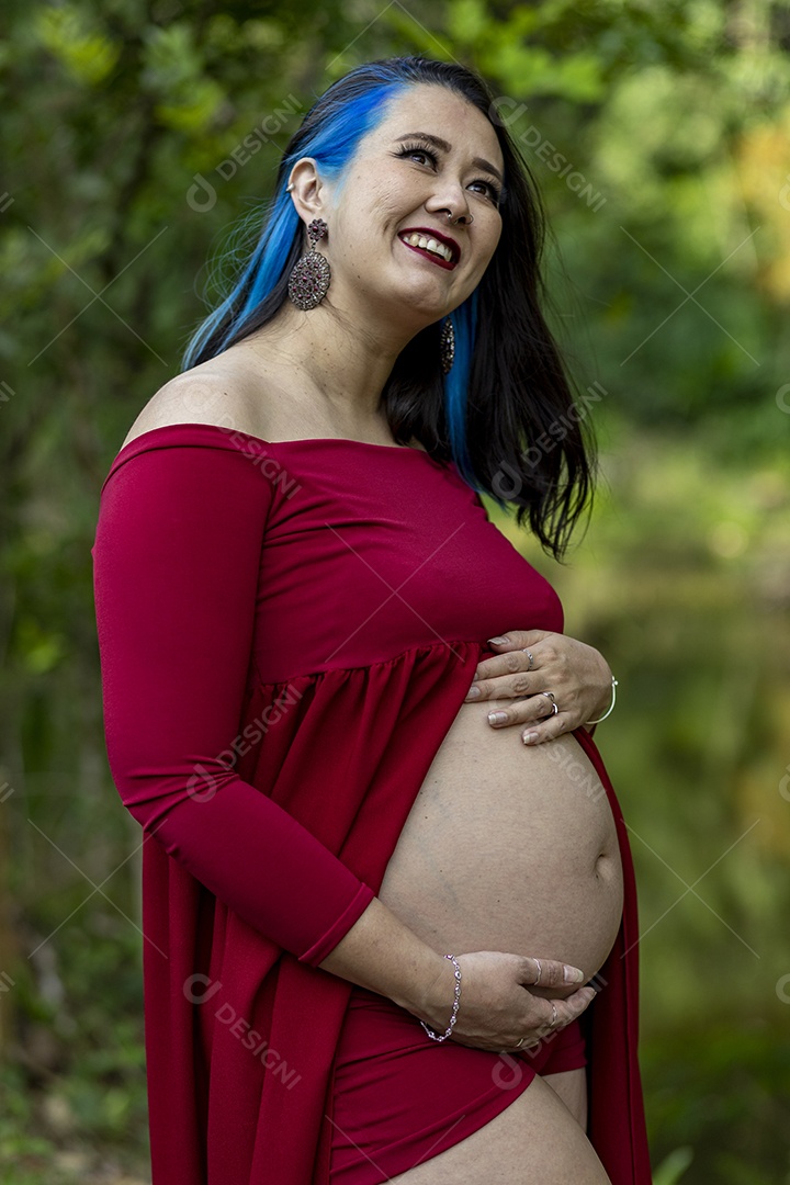 Linda mulher gravida sobre uma lindo local paisagem