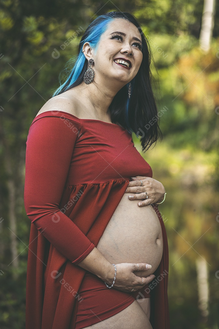 Linda mulher gravida sobre uma lindo local paisagem