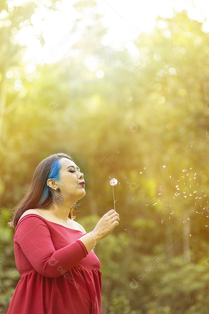 Linda mulher gravida sobre uma lindo local paisagem