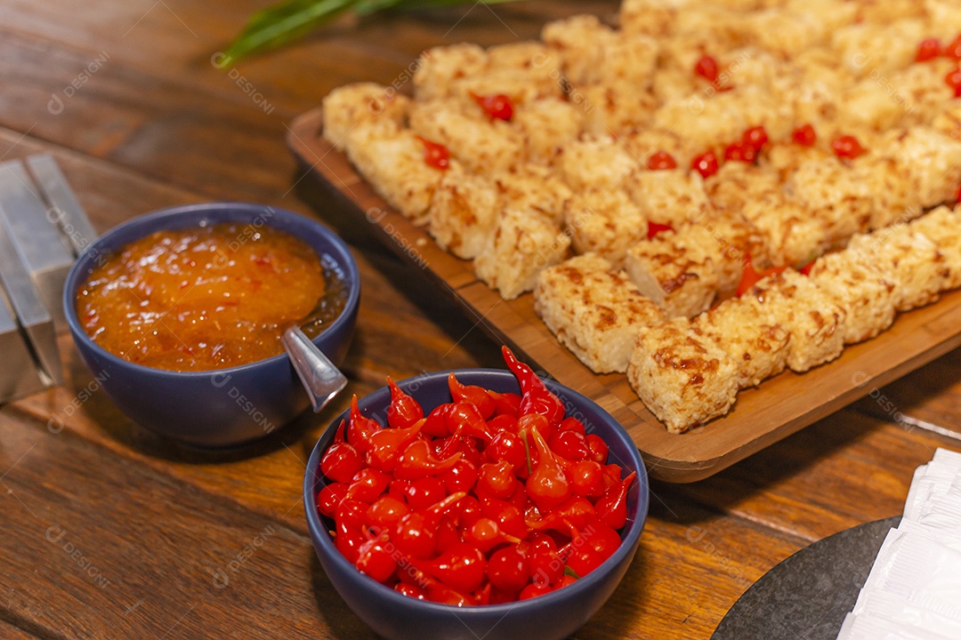 Salgados e doces sobre uma mesa de festa