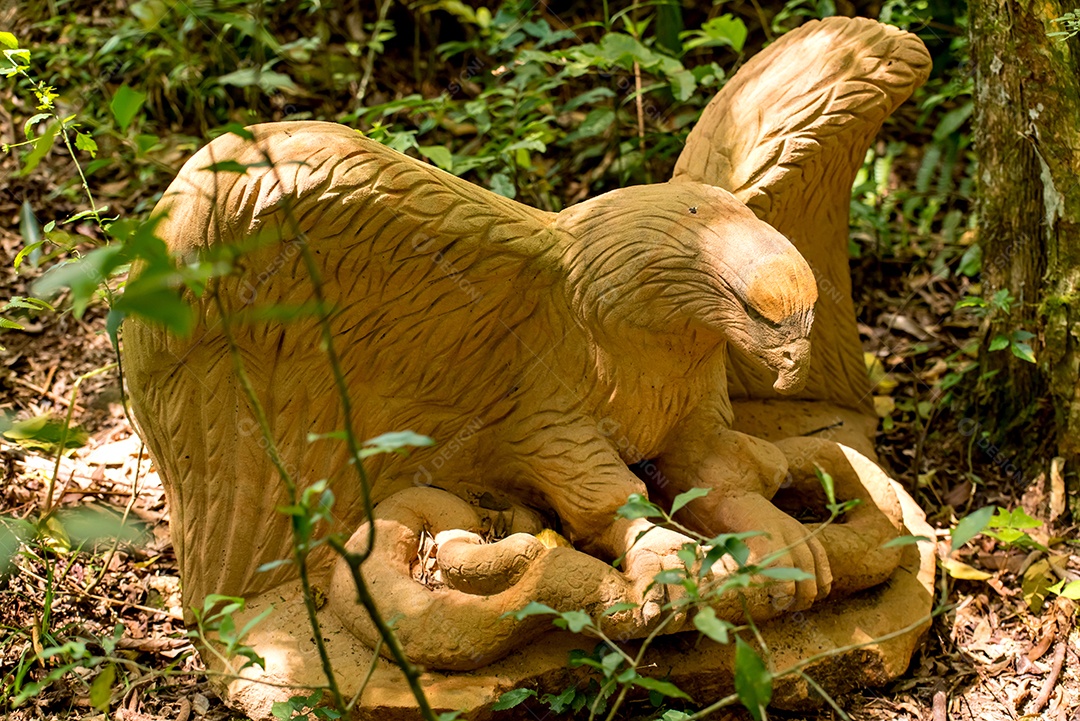 Estátua de pedra de uma águia, jardim de esculturas no Brasil.