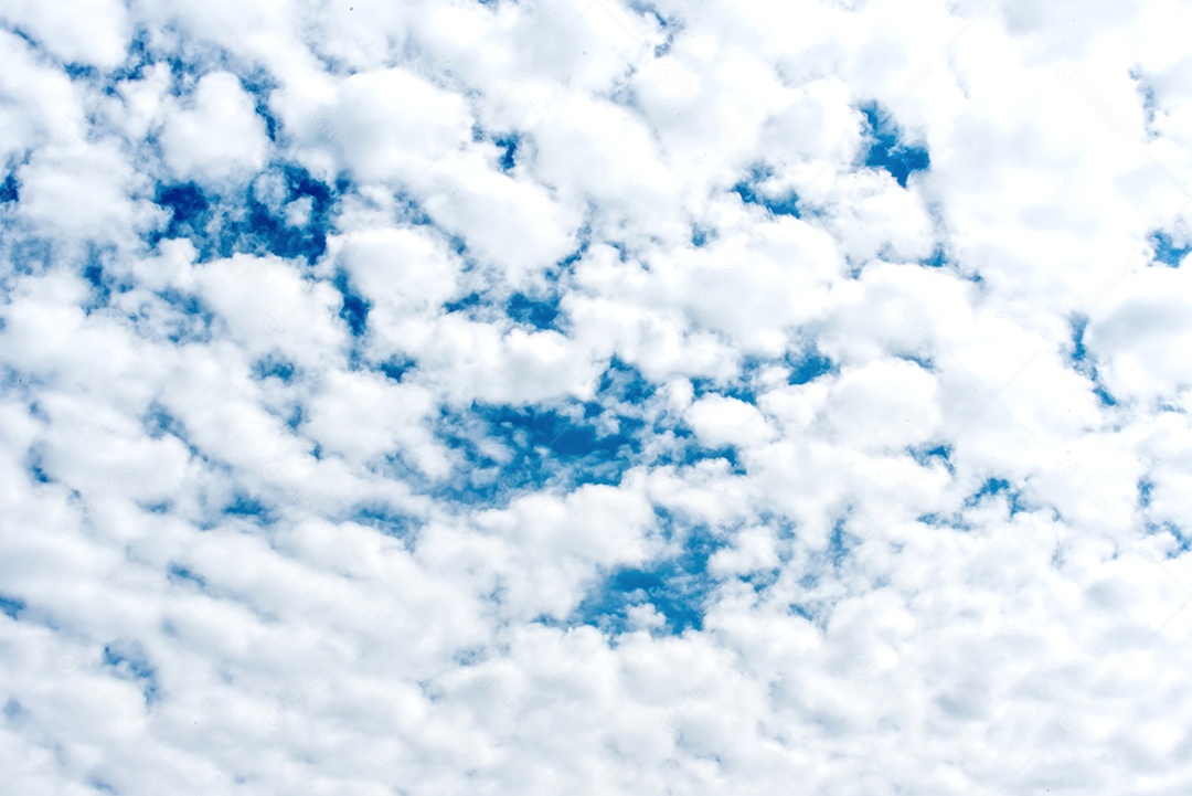 Lindo céu azul com muitas nuvens brancas