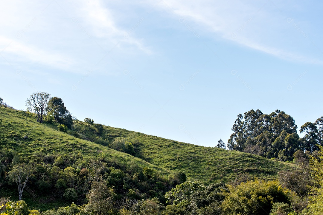 Bela vista do céu azul e colinas verdes