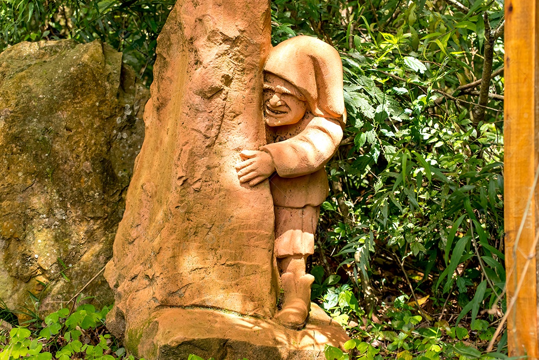 Estátua de um gnomo na floresta, jardim de esculturas no Brasil