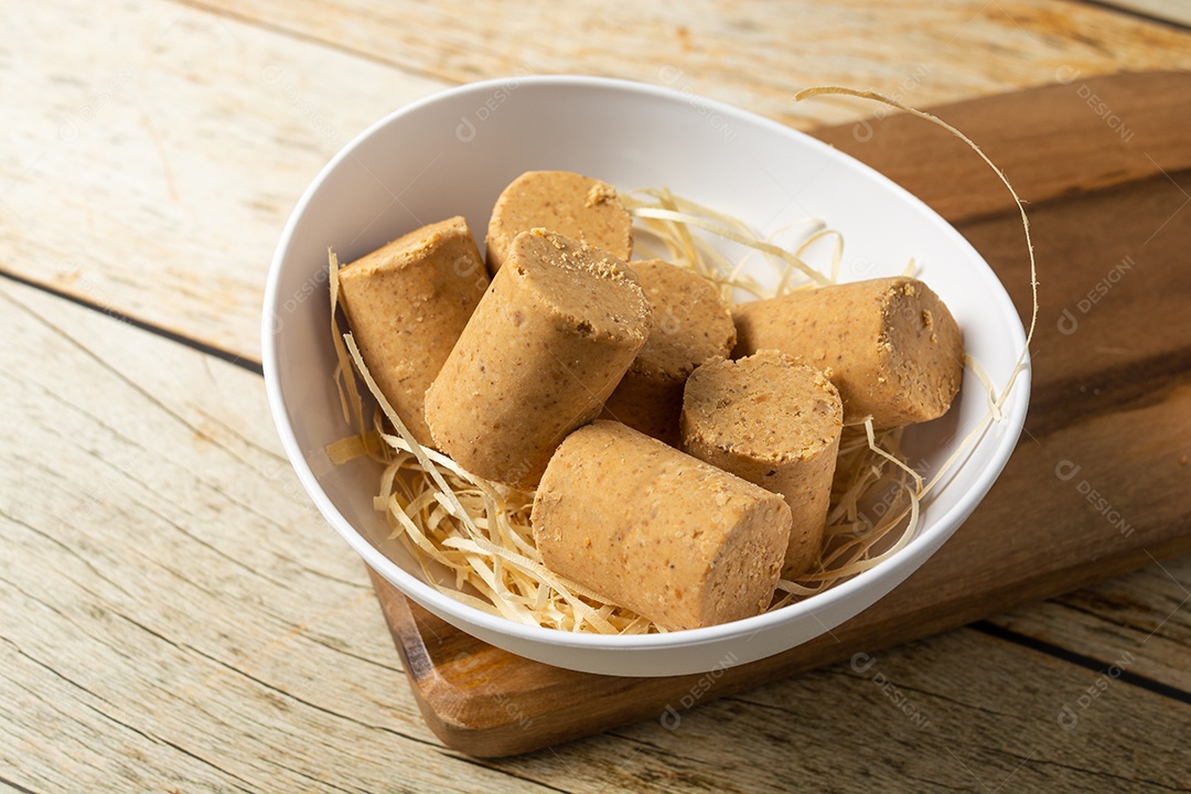Paçoca ou paçoquinha, comida tradicional brasileira, um doce feito de amendoim