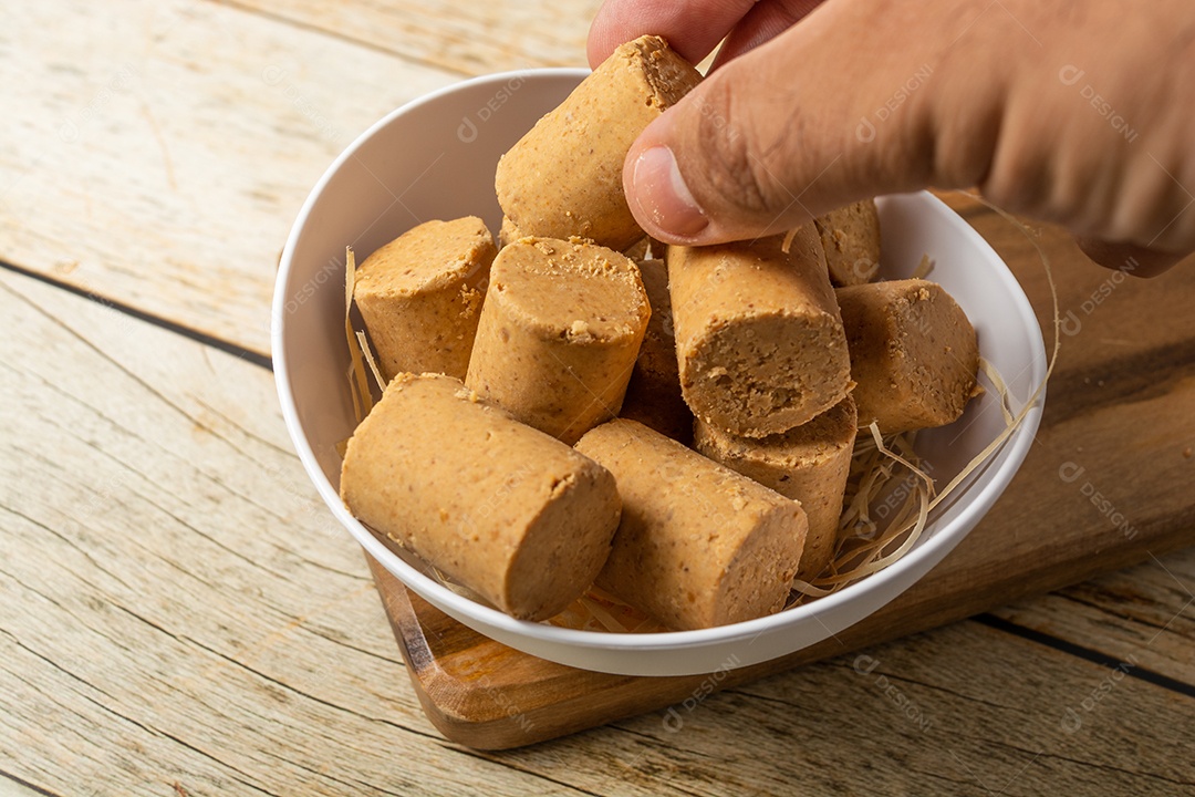 Paçoca ou paçoquinha, comida tradicional brasileira, um doce feito de amendoim
