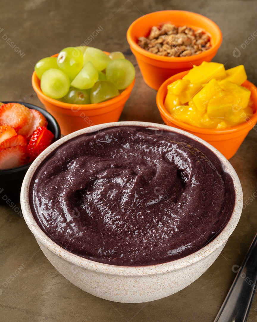 Açaí na tigela com morango, manga e uva colorido