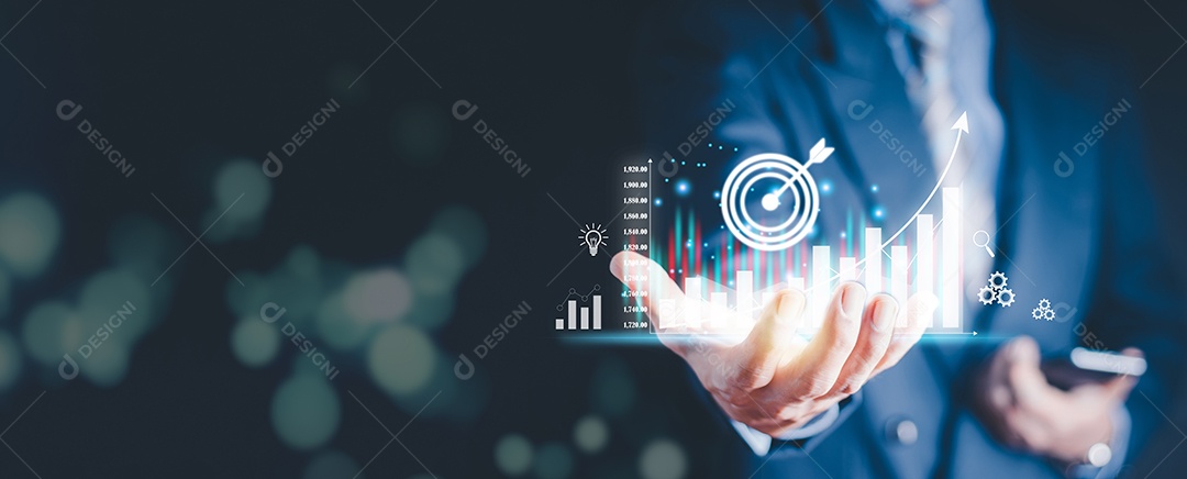 Fundos de Investimentos em Bolsa e Ativos Digitais. empresário analisando dados financeiros do gráfico de negociação forex do tablet.