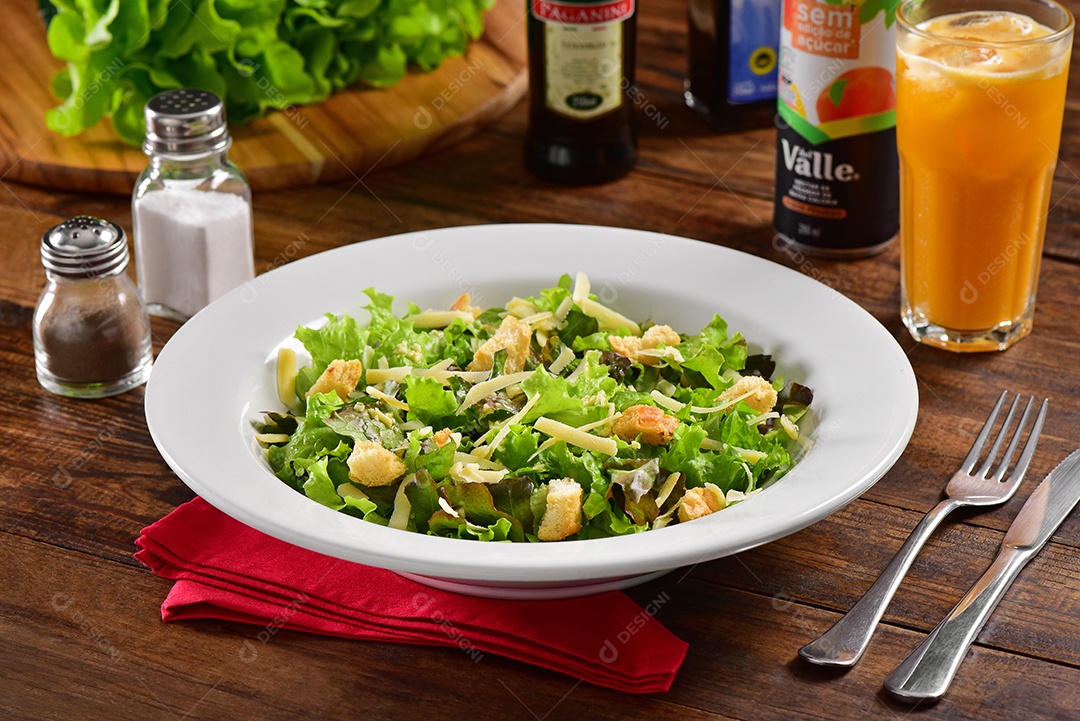 Prato de comida sobre uma mesa de restaurante