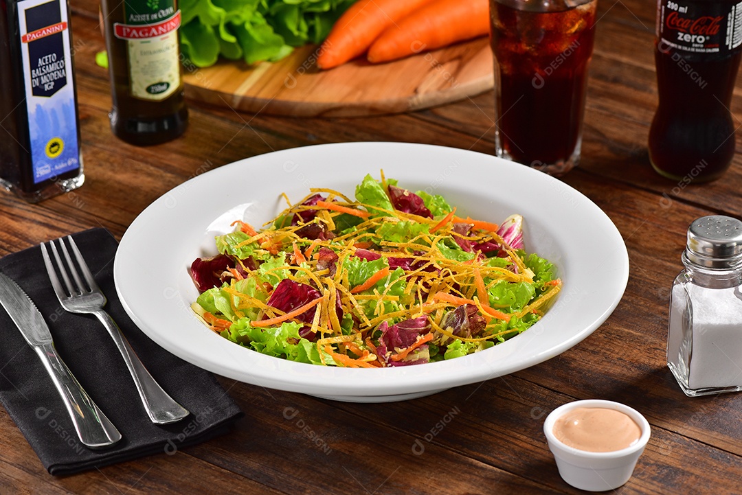 Prato de comida sobre uma mesa de restaurante