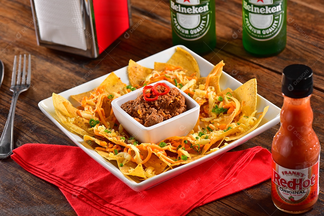 Prato de comida sobre uma mesa de restaurante