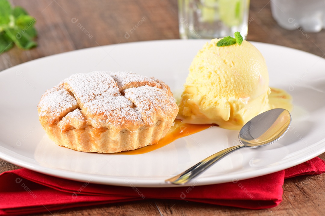 Petit Gâteau sobre prato branco