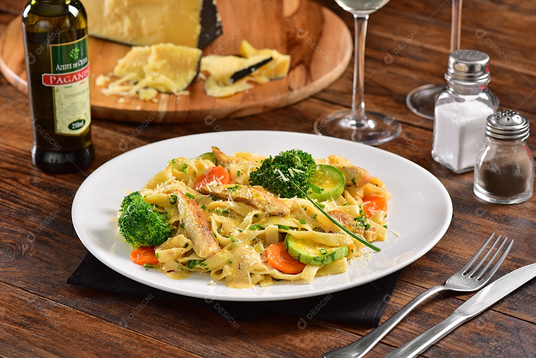 Prato de comida sobre uma de restaurante