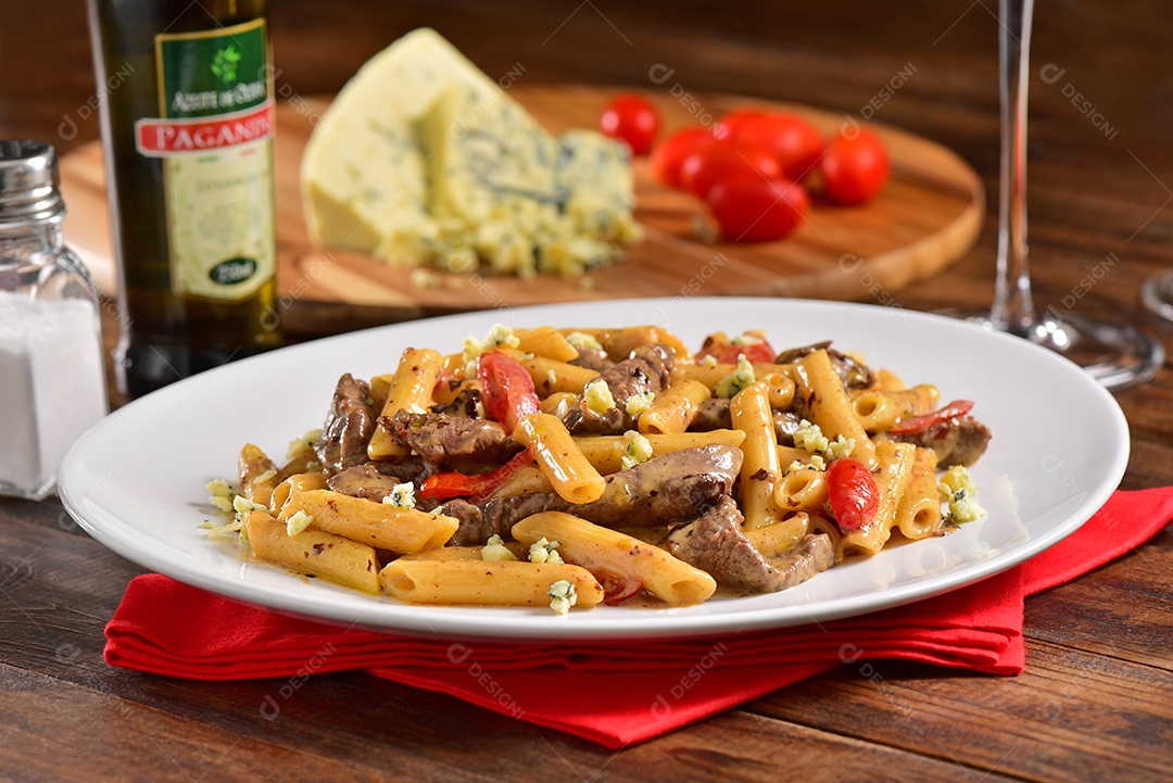 Prato de comida sobre uma mesa de restaurante