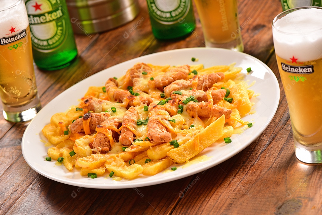 Prato de comida sobre uma mesa de restaurante