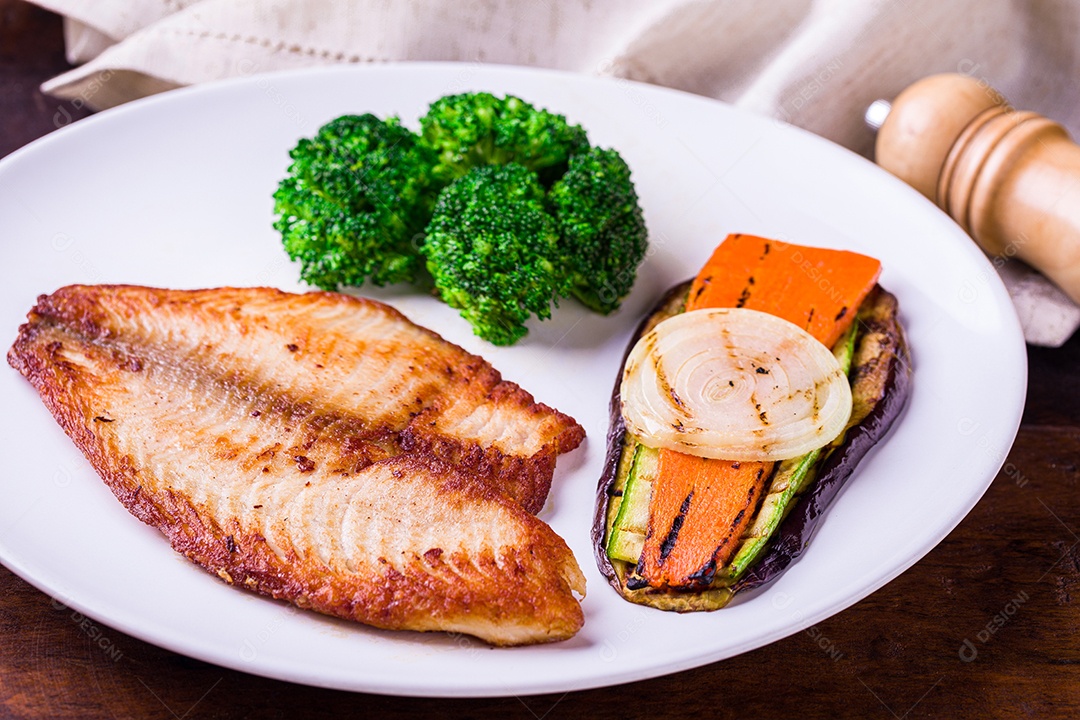 Prato de comida sobre uma mesa de restaurante