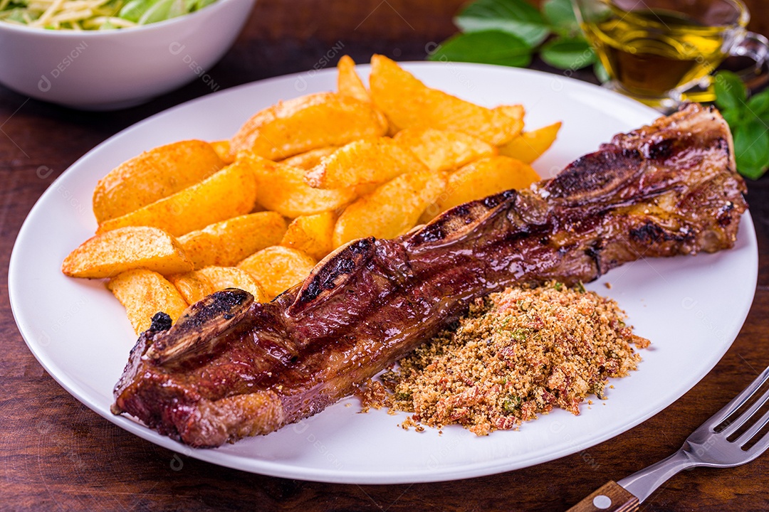 Prato de comida sobre uma mesa de restaurante