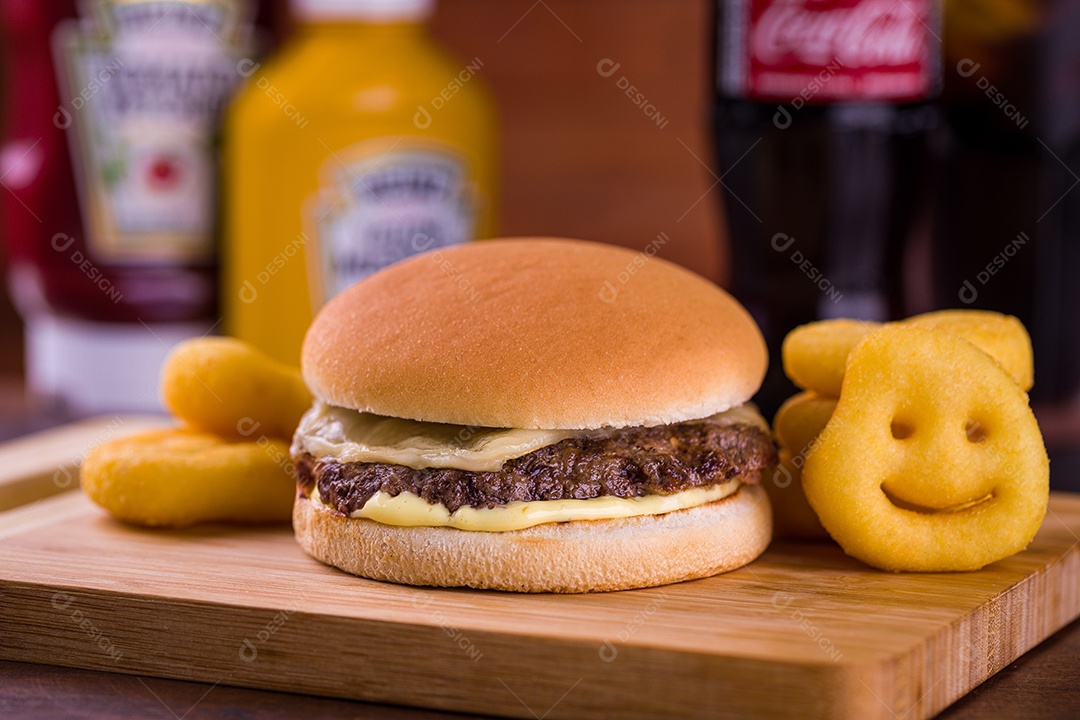 Hambúrguer sobre uma mesa de uma hamburgueria