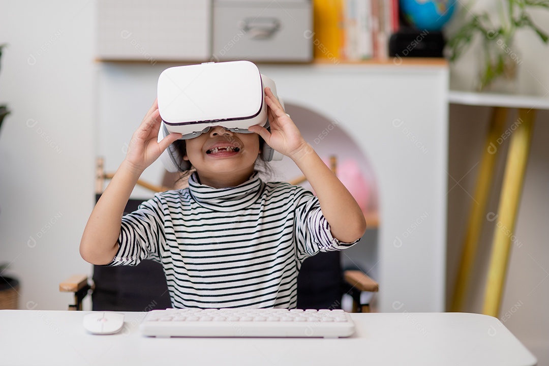 Menina asiática estuda online com VR realidade virtual