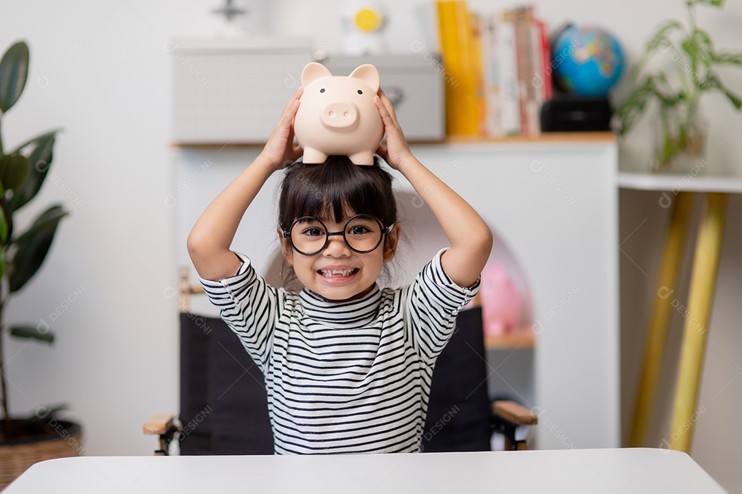 Menina asiática economizando dinheiro em um cofrinho