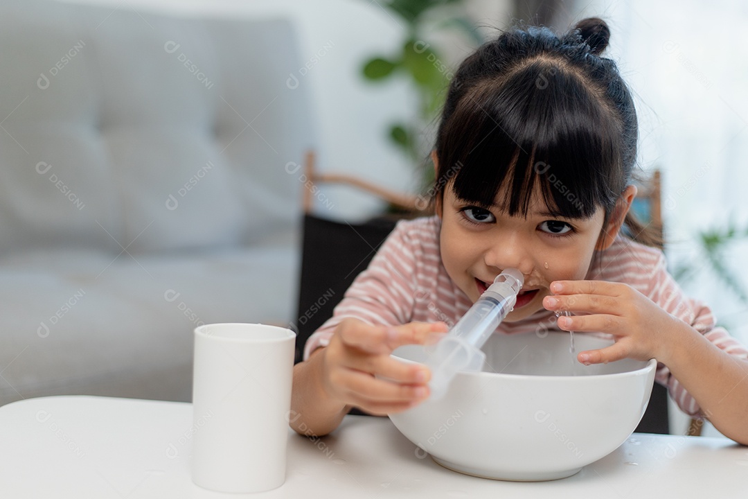 lavagem nasal salina menina asiática em casa