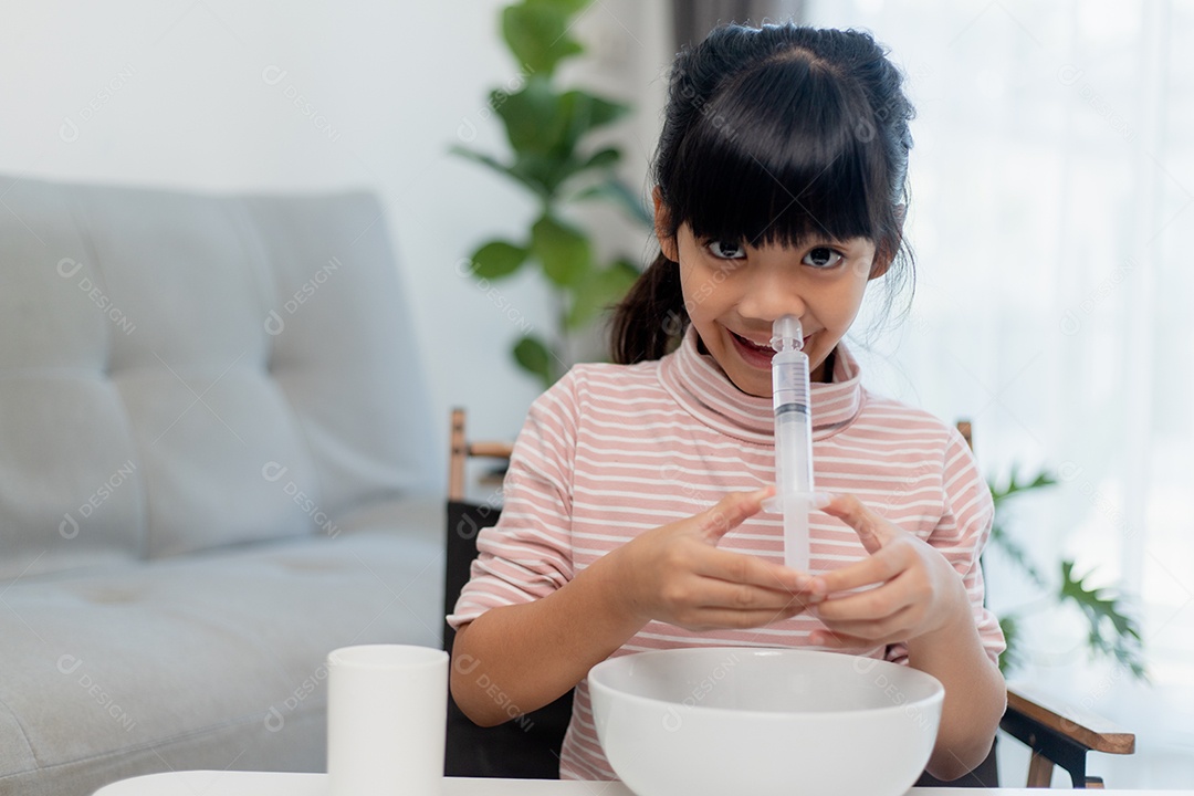 lavagem nasal salina menina asiática em casa