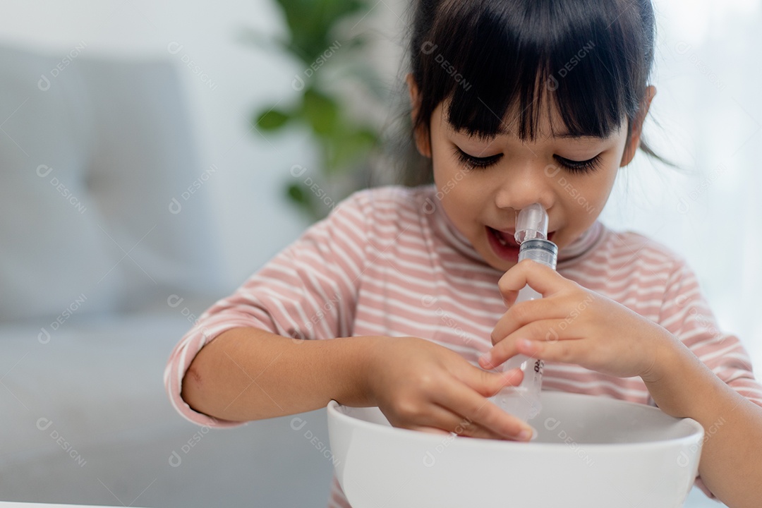 lavagem nasal salina menina asiática em casa