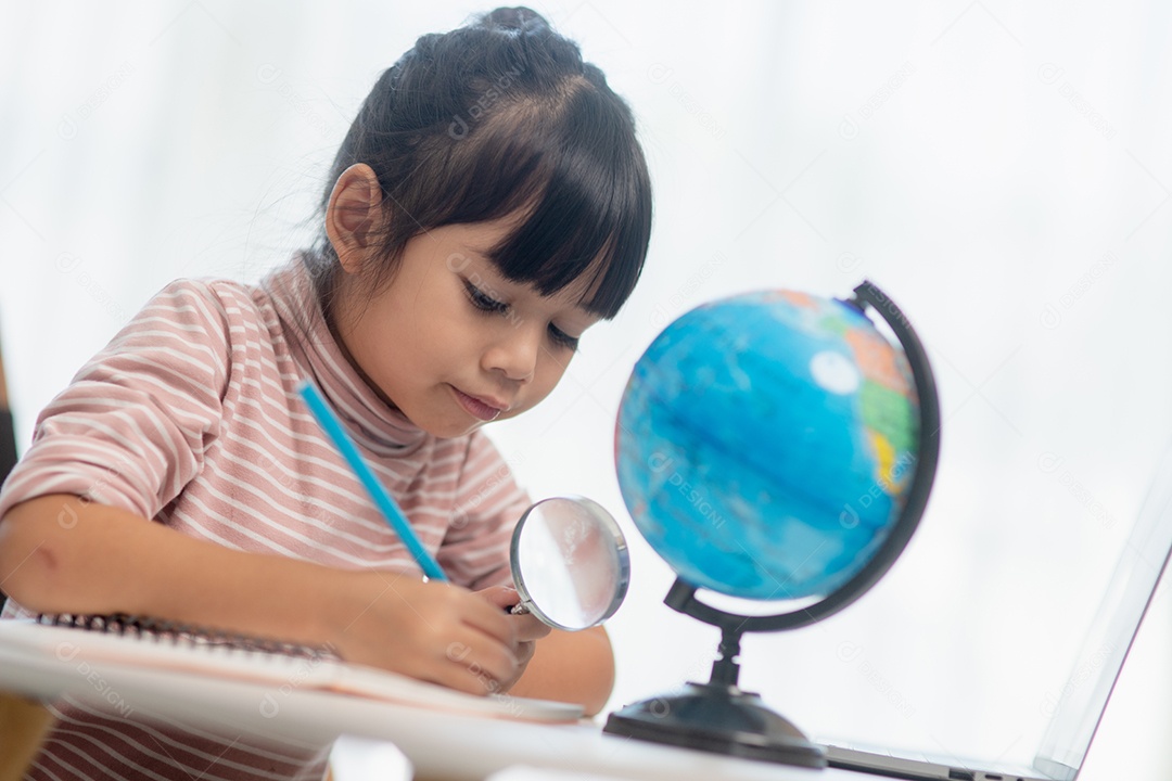 A menina asiática está aprendendo o modelo do globo