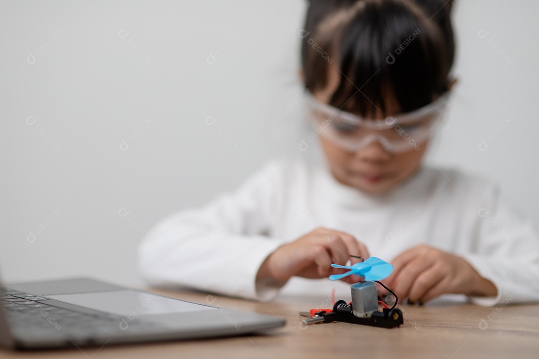 Estudantes da Ásia aprendem em casa a codificar carros-robôs e eletrônicos