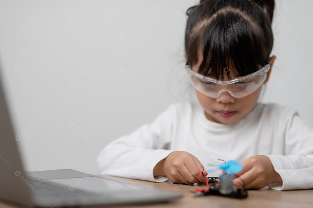 Estudantes da Ásia aprendem em casa a codificar carros-robôs e eletrônicos
