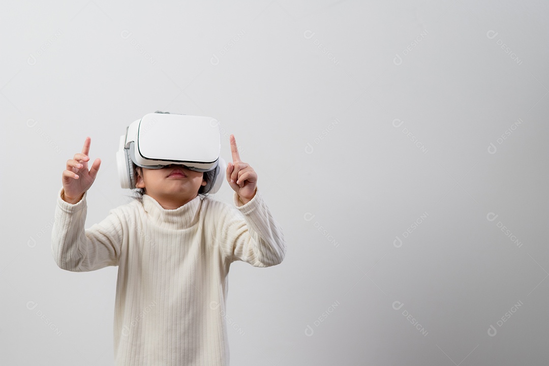 Menina asiática com fone de ouvido de realidade virtual
