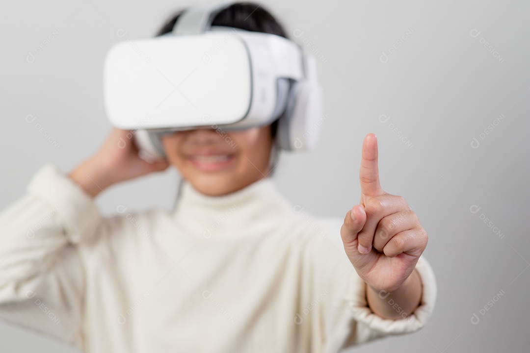 Menina asiática com fone de ouvido de realidade virtual