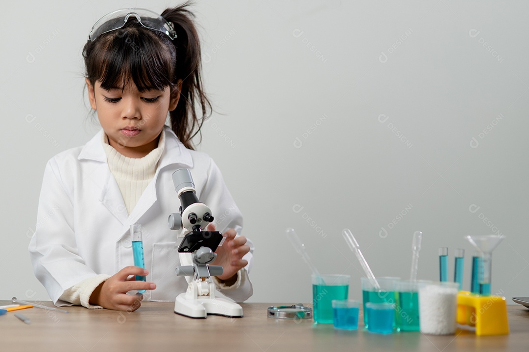 estudantes com tubo de ensaio fazendo experimento no laboratório