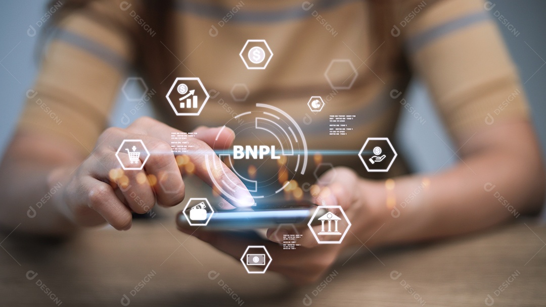 Mulher segurando um smartphone com ícones de BNPL com compras online