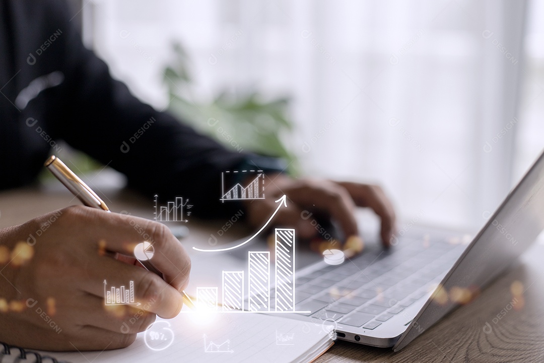 Empresário desenha uma seta de tendência crescente e um gráfico crescente