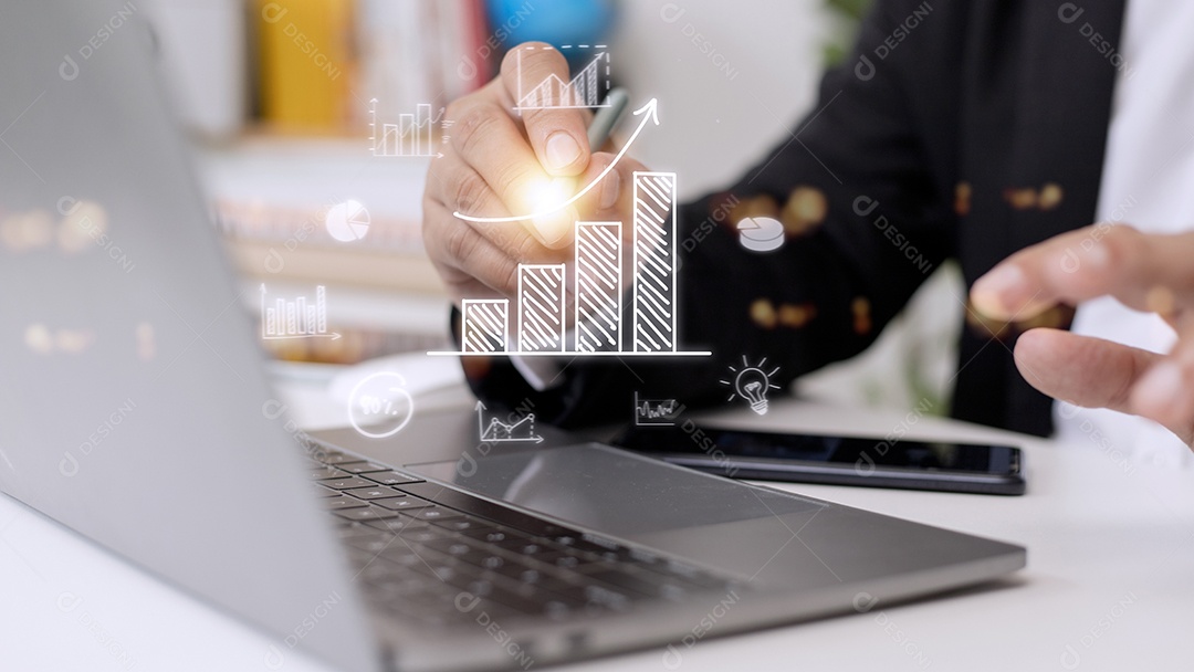 Empresário desenha uma seta de tendência crescente e um gráfico crescente