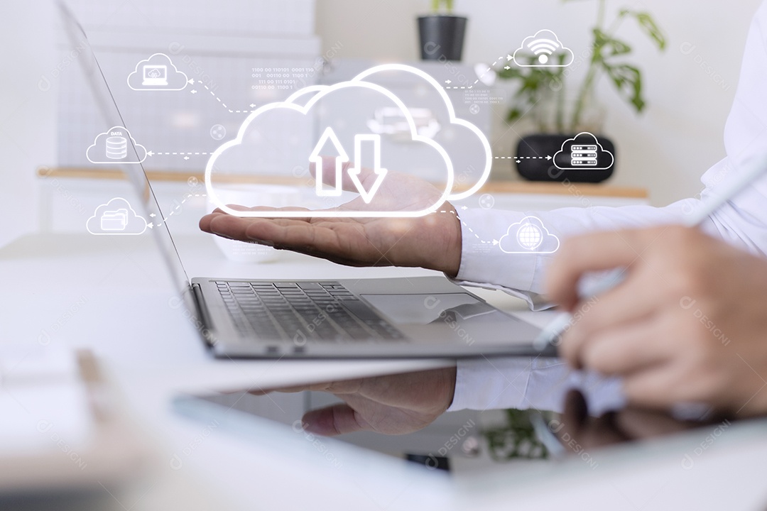 Homem com show de diagrama de computação em nuvem disponível. Tecnologia de nuvem.