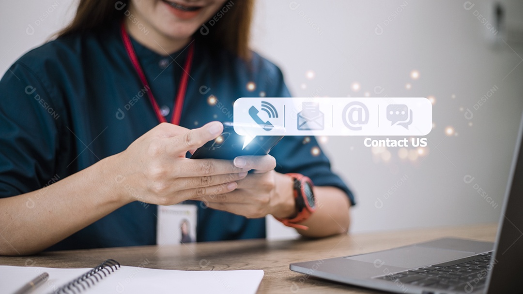 Mão de pessoas segurando smartphone móvel com ícone (correio, telefone, e-mail, bate-papo).