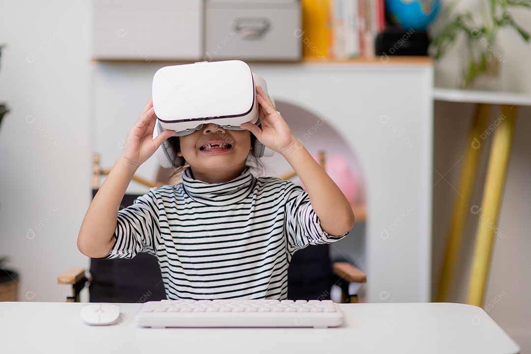 Menina asiática com fone de ouvido de realidade virtual. tecnologia de inovação