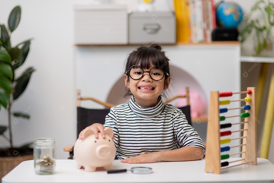 Menina asiática economizando dinheiro em um cofrinho