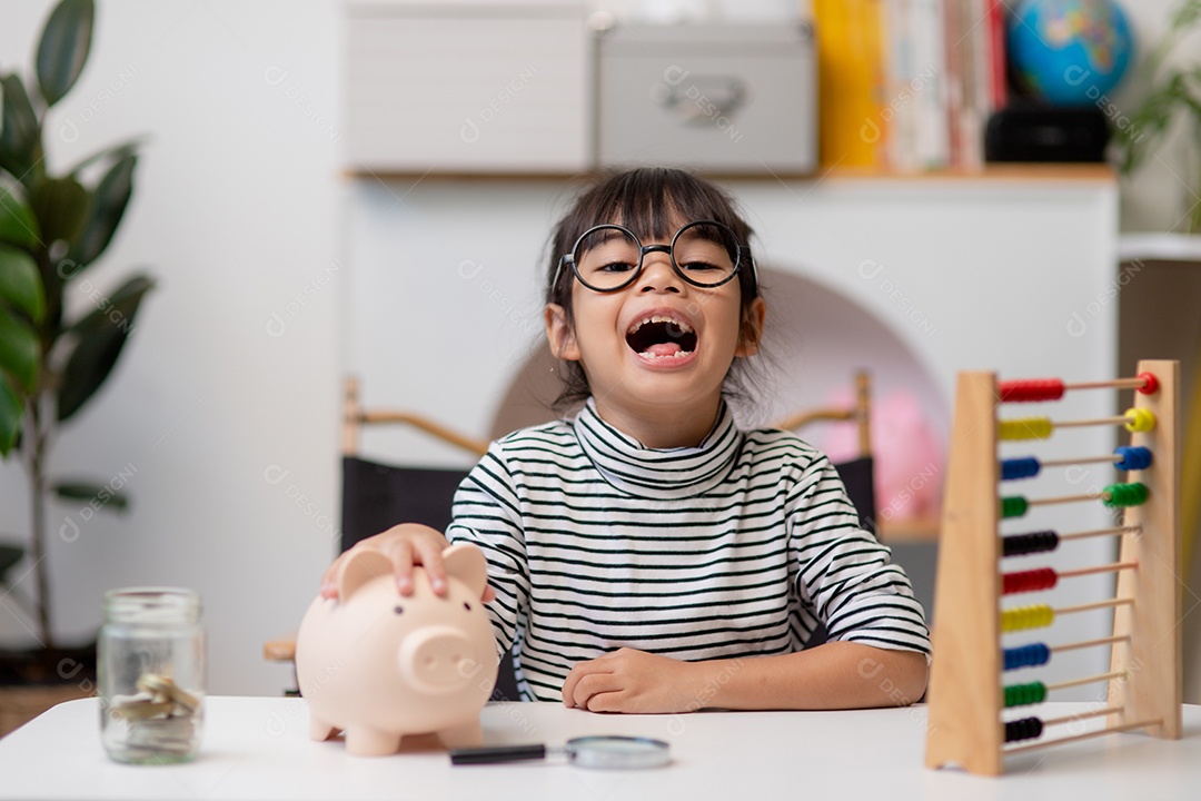Menina asiática economizando dinheiro em um cofrinho