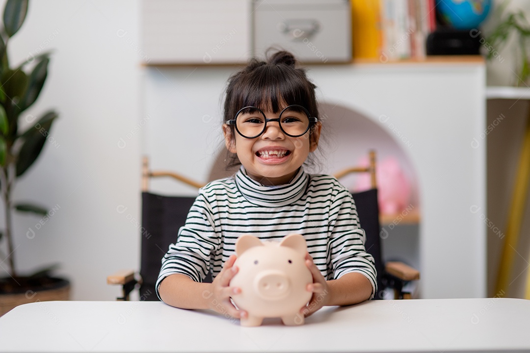 Menina asiática economizando dinheiro em um cofrinho