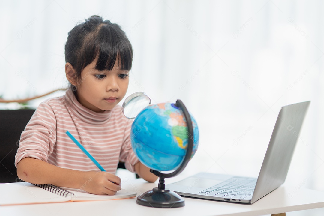 A menina asiática está aprendendo o modelo do globo