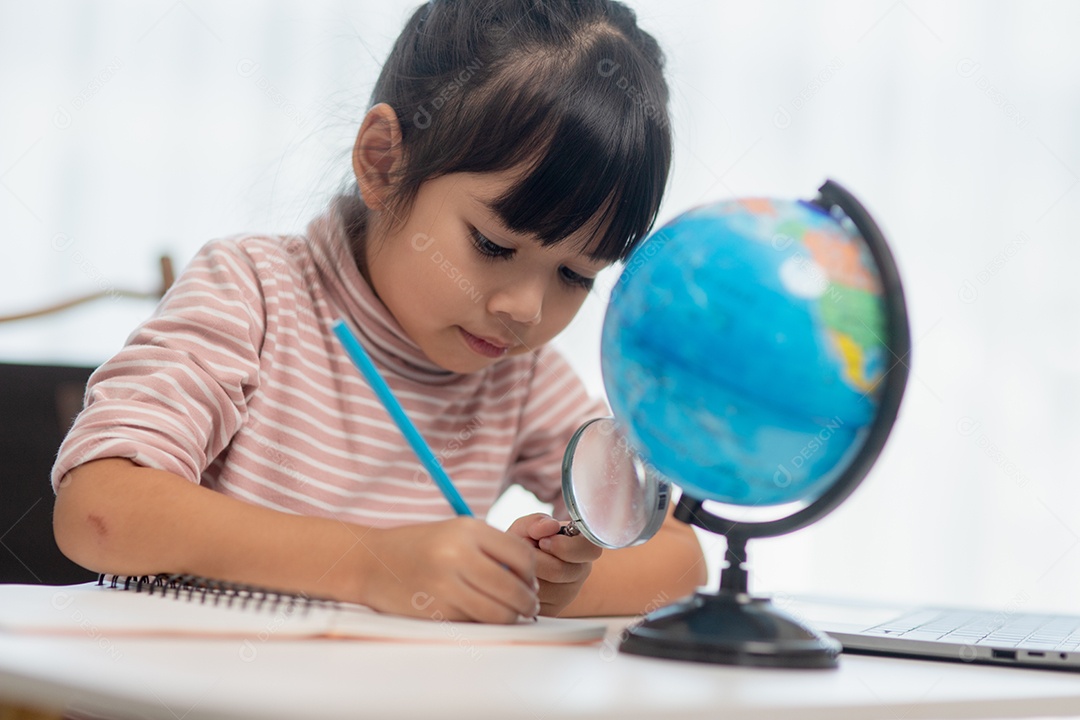 A menina asiática está aprendendo o modelo do globo