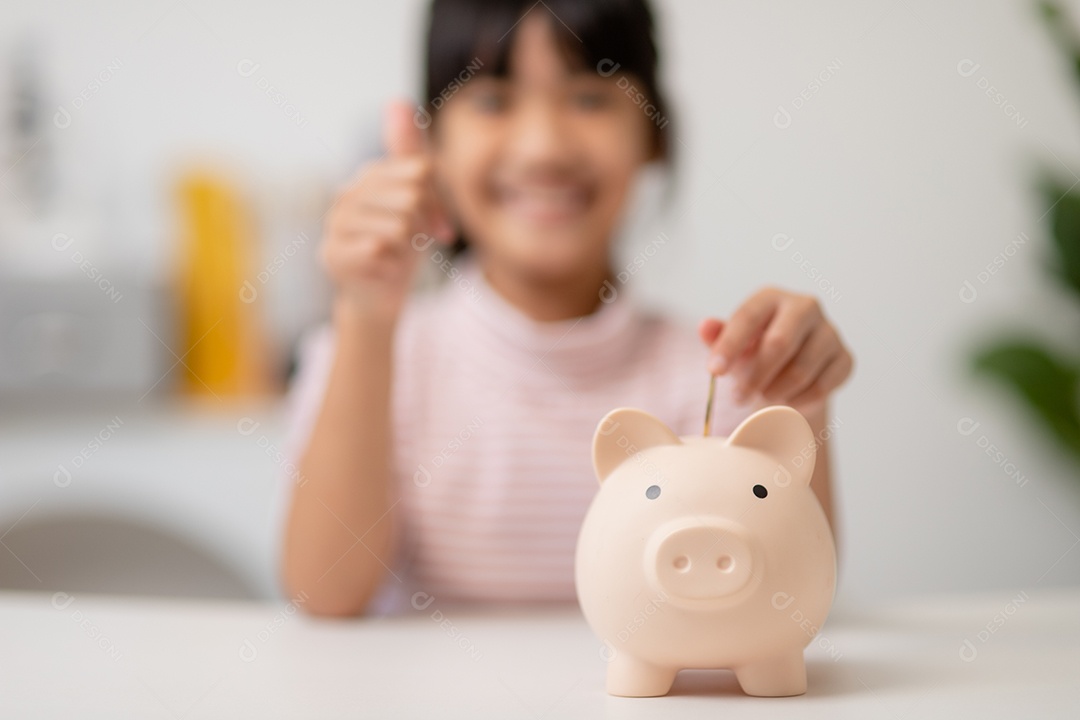 Menina asiática economizando dinheiro em um cofrinho