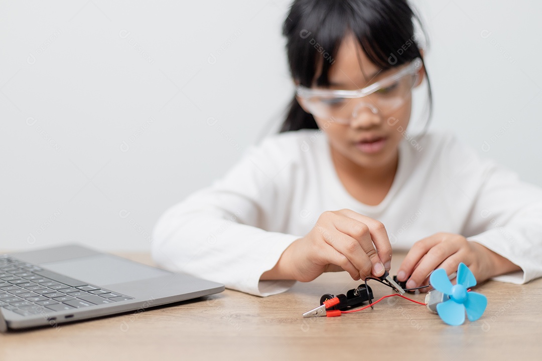 Estudantes da Ásia aprendem em casa a codificar carros robôs e eletrônicos